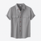 Chemise à manches courtes grise avec boutons rouges