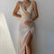 Robe de soirée satinée avec fente et décolleté drapé