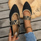 Zapatos planos negros con correa y diseño geométrico para mujer