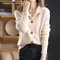 Gilet en laine beige à boutons pour femme